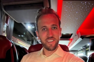 凯恩晒小钢炮奖杯：连续两年德甲金靴让我兴奋不已，这次还有冠军