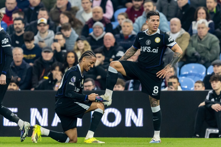 华体会-阿巴连线！恩佐助攻佩德罗破门后，佩德罗送上擦鞋庆祝