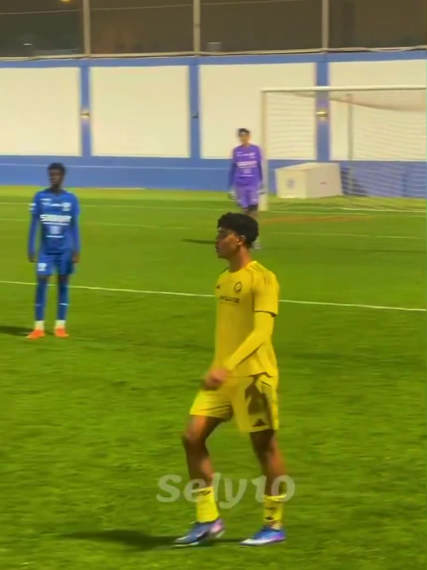 华体会-迷你罗被换下场时情绪不满地推开对手，被主裁判黄牌警告